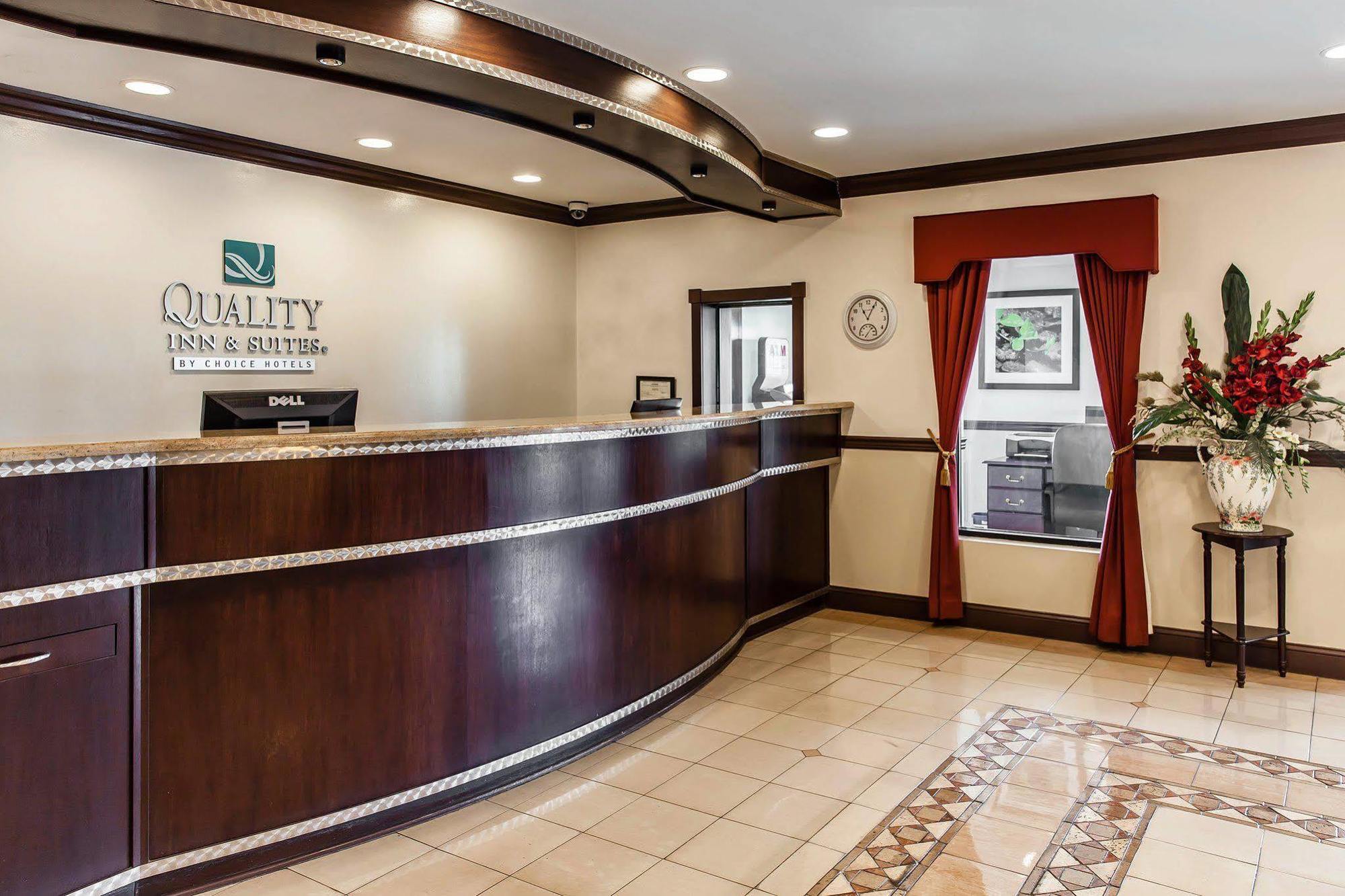 Comfort Inn & Suites Quakertown Exterior photo